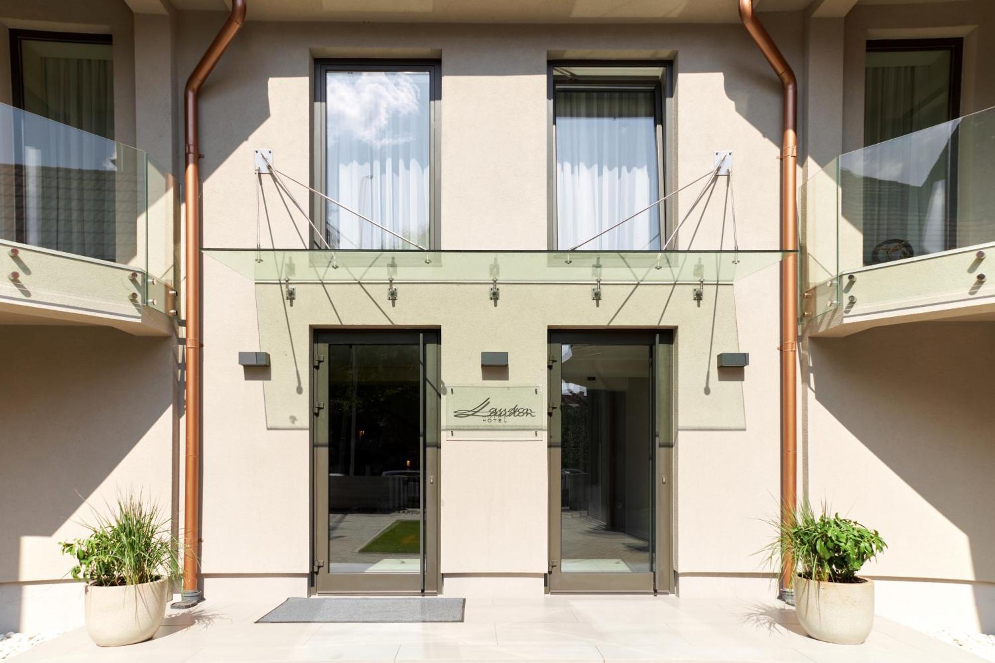 Hotel Laudon อุชโฮรอด ภายนอก รูปภาพ